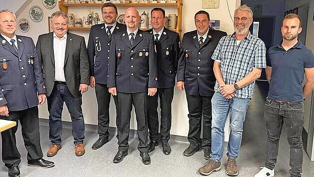 Erster Vorsitzender Thomas Dietrich, Dritter Bürgermeister Hubert Robisch, Erster Kommandant Sascha Karl, Zweiter Kommandant Jörg Seifert, ehemaliger Kommandant Jürgen Neumann, Erster Bürgermeister Jochen Weber sowie Matthias Trier und Rene Biesen...