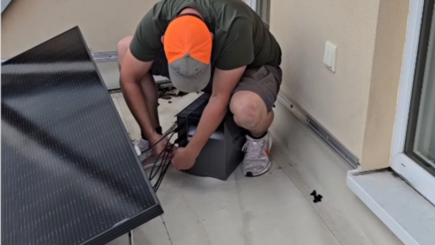 Fabians DIY-Test zeigt, wie das Anker Solarbank 3 Quattro-Set eine effiziente und flexible Lösung für Balkonkraftwerke bietet und zur Energiewende beiträgt.