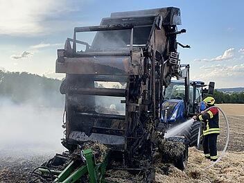 Bad Rodach: Feldbrand vernichtet Erntemaschine - 30 Feuerwehrkr&auml;fte vor Ort