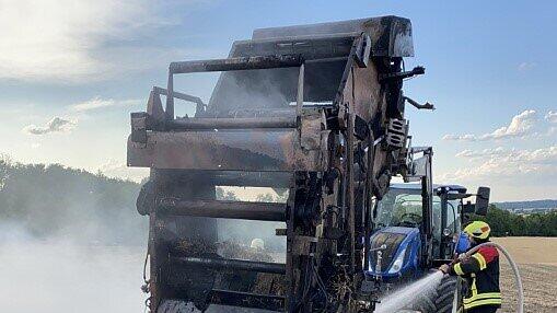 Bad Rodach: Feldbrand vernichtet Erntemaschine - 30 Feuerwehrkr&auml;fte vor Ort