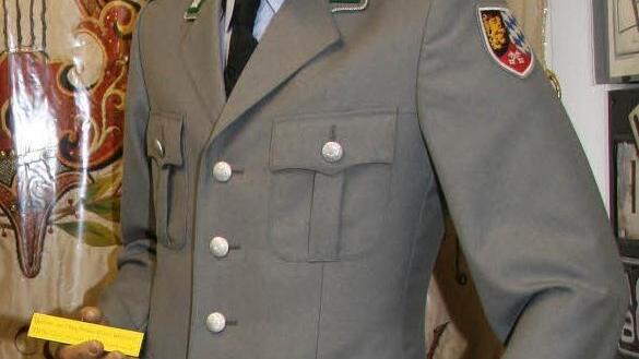 Markus Clostermann interessiert sich für die alten Uniformen, schließlich ist er selbst Berufssoldat.