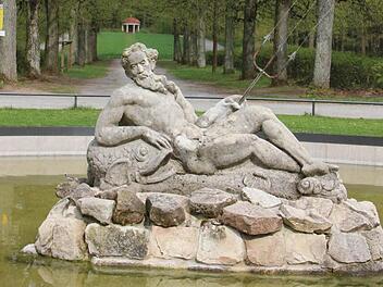 Inmitten des Parks thront der römische Gott Neptun (griechisch Poseidon) in seinem Bassin.