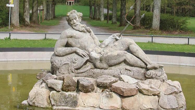 Inmitten des Parks thront der römische Gott Neptun (griechisch Poseidon) in seinem Bassin.