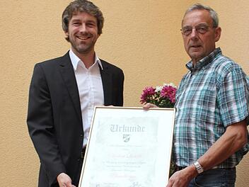 Bürgermeister Jochen Vogel übergab Herbert Leibold die Ehrenbürger-Urkunde. Foto: Birgit Will