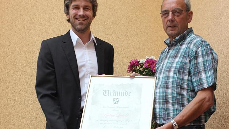 Bürgermeister Jochen Vogel übergab Herbert Leibold die Ehrenbürger-Urkunde. Foto: Birgit Will