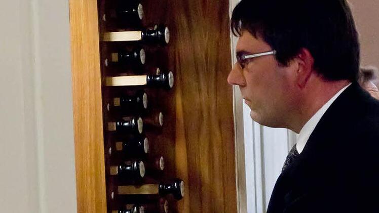 Markus Heunisch an der Orgel von St. Georg in NeustadtFoto: Jochen Berger