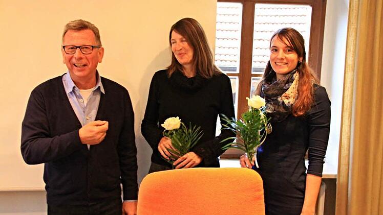 Klaus Schemmerling (von links) würdigte carolin Schuler und Claudia Ruppert als hochqualifizierte Mitarbeiterinnen.