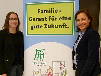 Christiane Kömm (rechts) und Manuela Hofmann werben um Kandidaten aus der Region für den neuen Diözesanfamilienrat. Foto: Marion Krüger-Hundrup