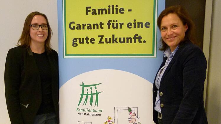 Christiane Kömm (rechts) und Manuela Hofmann werben um Kandidaten aus der Region für den neuen Diözesanfamilienrat. Foto: Marion Krüger-Hundrup