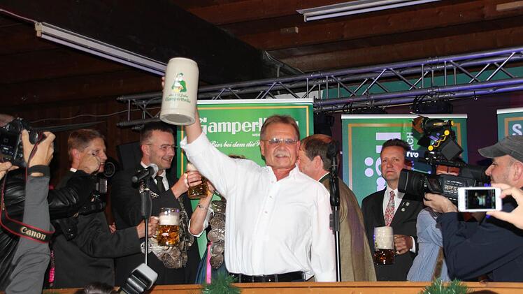 Der Bürgermeister prostet den Gästen zu.  Foto: Friedwald Schedel