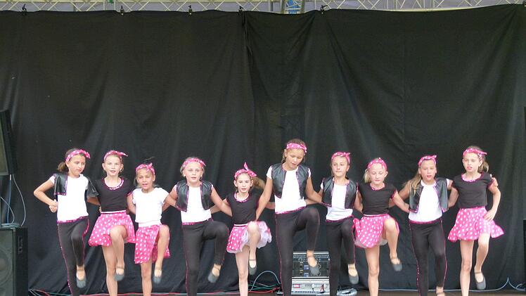 Mit flottem Rock'n Roll ernteten die jungen Ladies von "Tanz-Rhythmus Hirschaid" auf der DJK-Bühne tosenden Applaus.