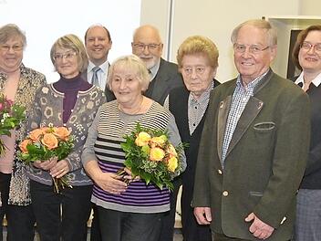 Ehrungen beim VHS-Trägerverein Kronach mit v. l. Angela Hofmann (Vorsitzende), Reinhard Autolny (Beisitzer), Elke Grötzner (Dritte Vorsitzende, 40 Jahre Mitglied), Ursula Madinger (25), Ralf Völkl (Zweiter Vorsitzender), Else Dauer (50), Armin Grötzner (40), Johanna Strysio (25), Frieder Apel (50), Susanne Daum (Beisitzerin) und der Leiterin der Kronacher VHS, Annegret Kestler  Foto: K.- H. Hofmann
