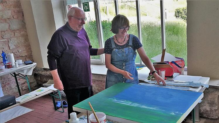 Workshop-Leiter und Maler Wolfgang Kuhfuß gab Teilnehmerin Anita Haub aus Nüdlingen  Tipps.Sigismund von Dobschütz
