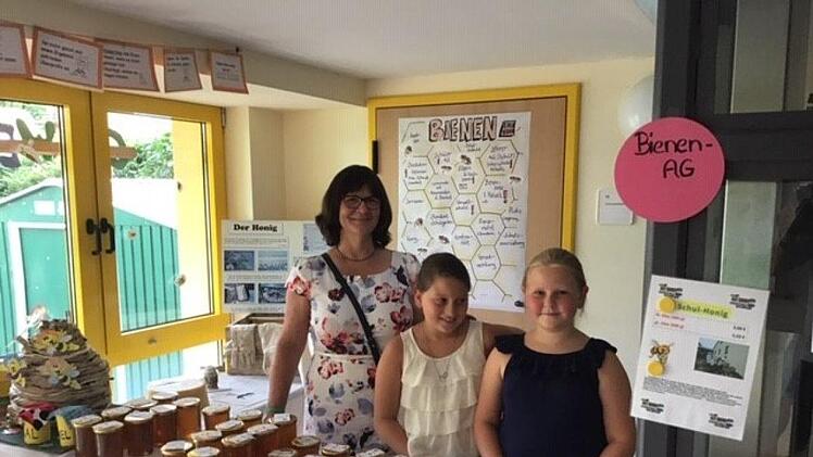 Die Bienen AG hatte frischen Honig aus schuleigener Imkerei anzubieten  K.- H. Hofmann