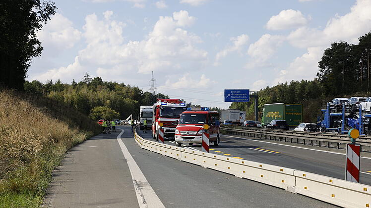 Auffahrunfall zwischen zwei LKW in Baustelle