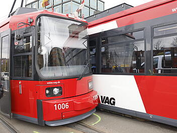 N&uuml;rnberg: Stra&szlig;enbahnen sto&szlig;en zusammen - Tram springt aus Gleisen