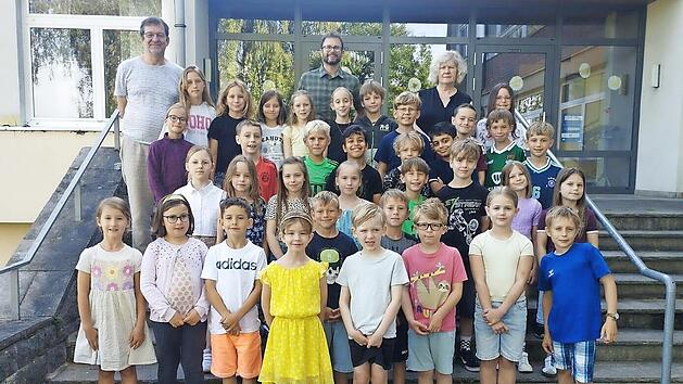 Geld&uuml;bergabe nach dem Spendenlauf an der Schlossberg-Grundschule N&uuml;dlingen: (hintere Reihe v.l.) Lehrer Helmut Conrady, Arno Wielgoss und Rektorin Susanna Bickert.
