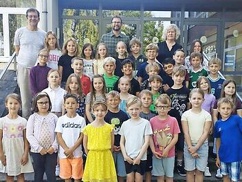 Geld&uuml;bergabe nach dem Spendenlauf an der Schlossberg-Grundschule N&uuml;dlingen: (hintere Reihe v.l.) Lehrer Helmut Conrady, Arno Wielgoss und Rektorin Susanna Bickert.
