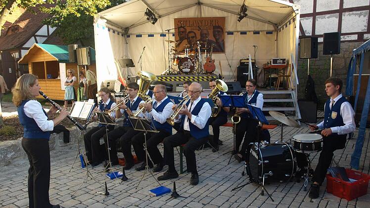 Standkonzert als Auftakt mit den Musikfreunden Eltingshausen unter Sabine Werner
