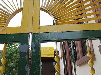 Erste Planungen für den Anbau an den Euerdorfer Kindergarten "Paradieso" wurden dem Gemeinderat vorgestellt. Während die Vorschulkinder im Altgebäude untergebracht werden, gibt es für Krippe und Kindergarten Module, die wie bei einer Perlenschnur an das bestehende Gebäude angerreiht werden. Der Eingang liegt dann in der Ringstraße. Foto: Gerd Schaar