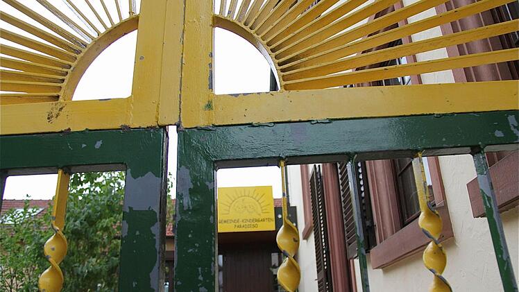 Erste Planungen für den Anbau an den Euerdorfer Kindergarten "Paradieso" wurden dem Gemeinderat vorgestellt. Während die Vorschulkinder im Altgebäude untergebracht werden, gibt es für Krippe und Kindergarten Module, die wie bei einer Perlenschnur an das bestehende Gebäude angerreiht werden. Der Eingang liegt dann in der Ringstraße. Foto: Gerd Schaar