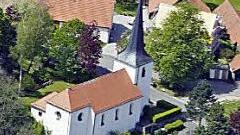 Luftbild der Kirche mit dem Friedhof im Vordergrund, der ebenfalls 1952, im März, eingerichtet und eingeweiht worden ist.