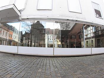Die Fassade des ehemaligen Müllermarktes spiegelt den Säumarkt. Direkt gegenüber liegt der Eingang zur Weka.  Foto: Tim Birkner