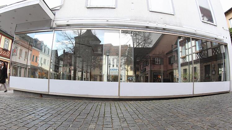 Die Fassade des ehemaligen Müllermarktes spiegelt den Säumarkt. Direkt gegenüber liegt der Eingang zur Weka.  Foto: Tim Birkner