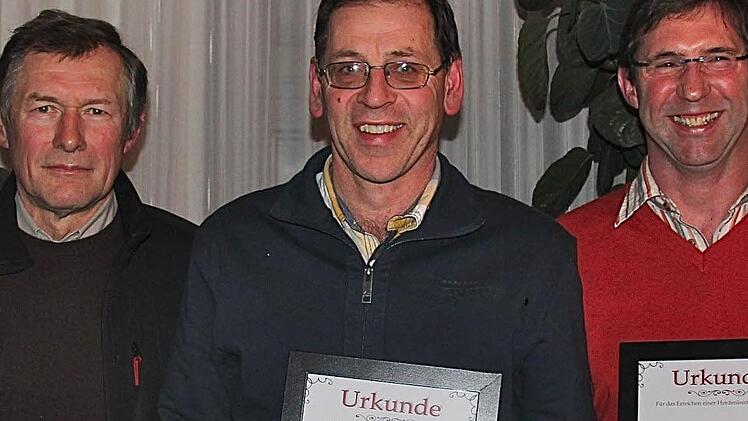 Bernhard Martin (von links), Gerhard Fella und Norbert Götz wurden für herausragende Betriebsleistungen geehrt. Foto: Gerd Schaar