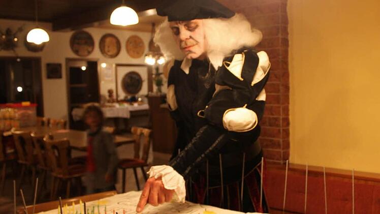 Für die Shakespeare-Geburtstagstorte, eigens vom Steinbacher Bäcker Fiedler gefertigt, legt selbst der Dichterfürst (dargestellt von Erhard Witte) den Stift zu Seite und greift zum Messer. Foto: Veronika Schadeck