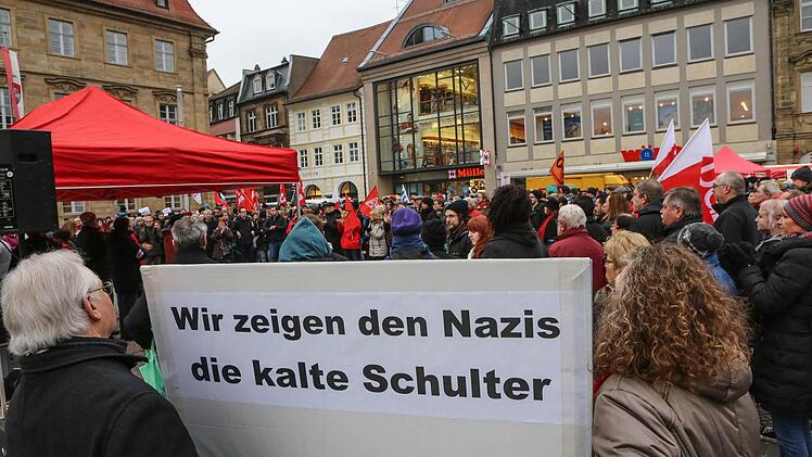 Einfach mal umdrehen: Als die Rechtsextremen auf den Maxplatz kommen, haben sich viele abgewandt. Foto: Barbara Herbst