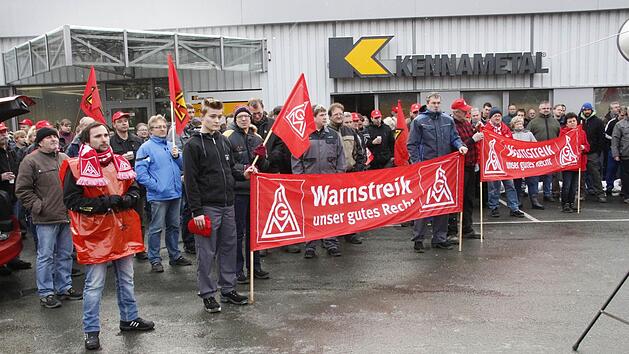 123 Beschäftigte von Kennametal in Ebermannstadt beteiligten sich am Warnstreik der IG Metall. Foto: Josef Hofbauer