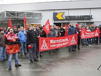 123 Beschäftigte von Kennametal in Ebermannstadt beteiligten sich am Warnstreik der IG Metall. Foto: Josef Hofbauer