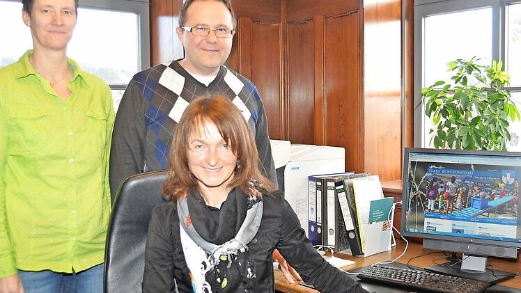 Bürgermeisterin Christine Frieß, geschäftsleitender Beamter Sven Dietel und Mitarbeiterin Andrea Baier freuen sich, dass der Neuaufbau der Homepage gelungen ist.