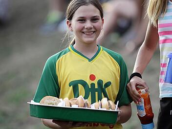 Wer wollte, bekam seine Stadionwurst sogar serviert. Foto: sportpress
