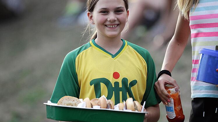 Wer wollte, bekam seine Stadionwurst sogar serviert. Foto: sportpress