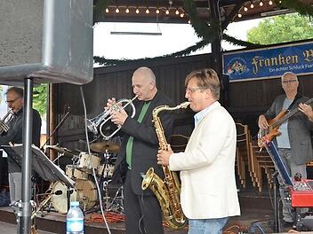 "Big Bonn Special" brachte am Samstag das Freischießen zum Swingen (v. l.): Uwe Stiemke, Sebastian Pallada, Gereon Haas, Piotrek Lerch, Wolfgang Wendt, Peter Winter und Roland Weber (verdeckt im Hintergrund am Schlagzeug) Foto: K.- H. Hofmann