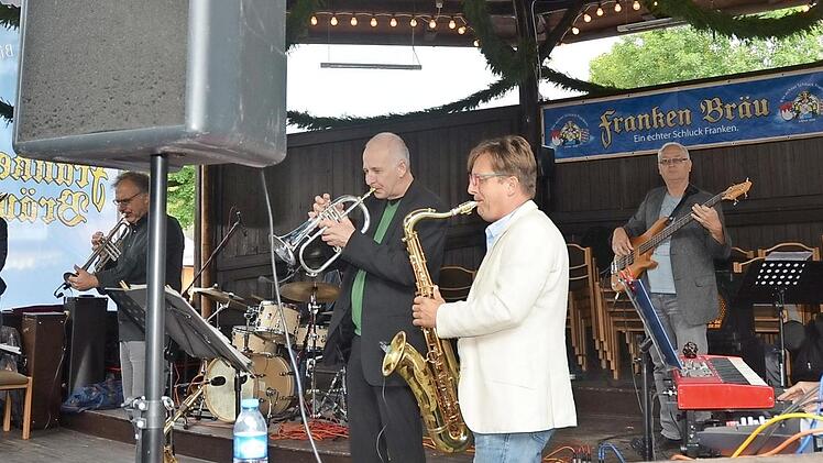 "Big Bonn Special" brachte am Samstag das Freischießen zum Swingen (v. l.): Uwe Stiemke, Sebastian Pallada, Gereon Haas, Piotrek Lerch, Wolfgang Wendt, Peter Winter und Roland Weber (verdeckt im Hintergrund am Schlagzeug) Foto: K.- H. Hofmann