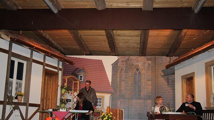 Bürgermeister und Tochter, Pfarrer mit Pfarrhaushälterin sowie            die Gemeindearbeiterin