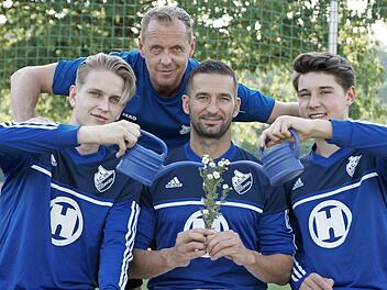 Das zarte Pfl&auml;nzchen Gemeinschaft hegen und pflegen wollen beim FC 06 Bad Kissingen (von links) Nils Halbig, Trainer Frank Halbig, Erwin Gergely und Cedric B&auml;&szlig;ler.  Foto: Steffen Standke