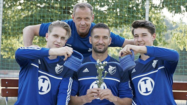 Das zarte Pfl&auml;nzchen Gemeinschaft hegen und pflegen wollen beim FC 06 Bad Kissingen (von links) Nils Halbig, Trainer Frank Halbig, Erwin Gergely und Cedric B&auml;&szlig;ler.  Foto: Steffen Standke
