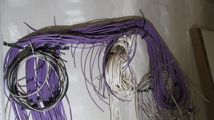 An der Wand hängen Kabel: Jedes Zimmer bekommt einen Anschluss für einen Fernseher und das Internet. Foto: Ulrike Müller