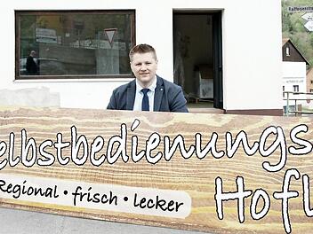 Das Schild für den Zeitlofser Dorfladen gibt es schon. Bürgermeister Matthias Hauke präsentiert es.