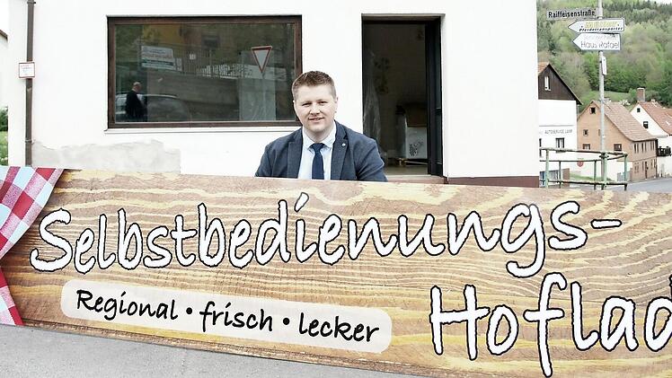 Das Schild für den Zeitlofser Dorfladen gibt es schon. Bürgermeister Matthias Hauke präsentiert es.