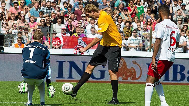 Dirk Nowitzki gegen Manuel Neuer.  Foto: Tobias Köpplinger