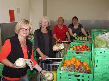 Frisches Obst und Gemüse verteilen Bianca Olbrich (von links), Jutta Leidenberger, Gudrun Zimmermann und Anja Ankert. Fotos: Ulrike Müller