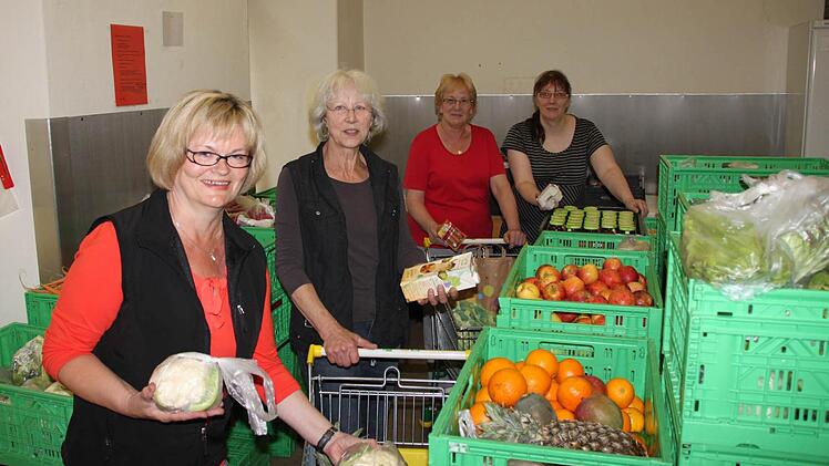 Frisches Obst und Gemüse verteilen Bianca Olbrich (von links), Jutta Leidenberger, Gudrun Zimmermann und Anja Ankert. Fotos: Ulrike Müller