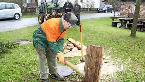 Paul Kropf legt heute nur noch symbolisch Hand an den Baum.