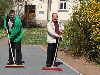 Zusammen mit Pfarrer Carsten Friedel (links) kehrt Manfred Emmert den neu angelegten Weg hinauf zur Kirche. Es ist Emmerts letztes Projekt als Bürgermeister. Foto: Diana Emmert