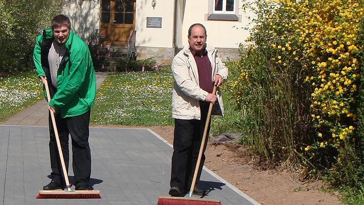 Zusammen mit Pfarrer Carsten Friedel (links) kehrt Manfred Emmert den neu angelegten Weg hinauf zur Kirche. Es ist Emmerts letztes Projekt als Bürgermeister. Foto: Diana Emmert